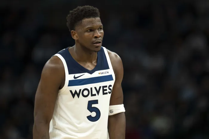 揚尼斯·安特托昆博解釋在家中被噓后做出的雙重豎中拇指手勢